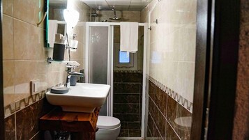 Suite, Balcony, Marina View | Bathroom shower