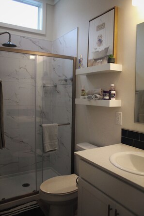 Dusche, Haartrockner, Handtücher, Seife