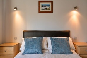 1 bedroom, bed sheets - Carworgie Cottage (Newquay)