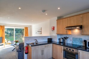 Kjøleskap, mikrobølgeovn, ovn og vannkoker