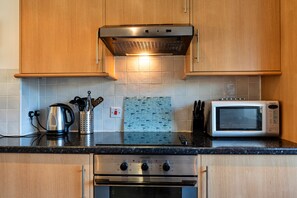 Kühlschrank, Mikrowelle, Ofen, Wasserkocher