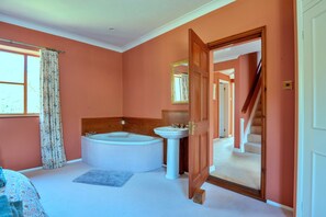 4 slaapkamers, een strijkplank/strijkijzer, gratis wifi, beddengoed