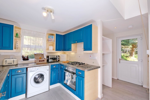 Een koelkast, een magnetron, een oven, een vaatwasser