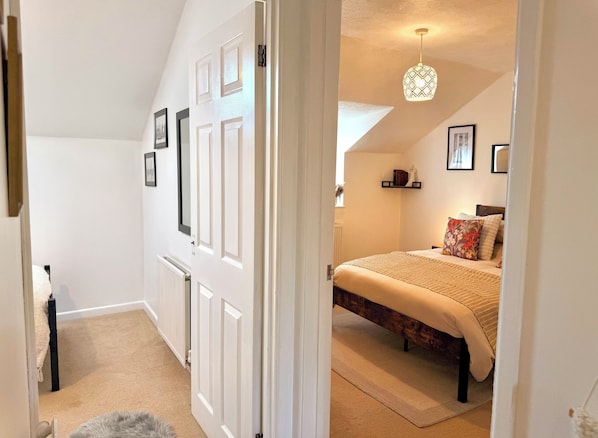 2 habitaciones, tabla de planchar con plancha, wifi y ropa de cama