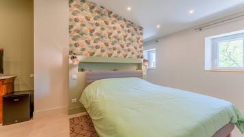 1 bedroom, bed sheets