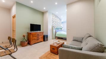 1 bedroom, bed sheets