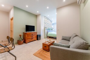 1 bedroom, bed sheets