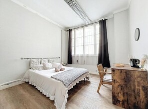 6 dormitorios, tabla de planchar con plancha, wifi y ropa de cama