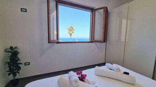 Caelia sea view apartment, 3 double rooms with bath inside
