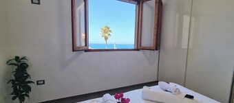 Caelia sea view apartment, 3 double rooms with bath inside