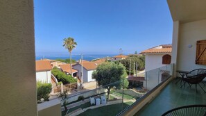 Property grounds - Caelia sea view apartment, 3 double rooms with bath inside (S'Archittu)