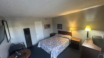 Single Room, 1 Queen Bed | Desk, laptop workspace, free WiFi