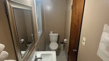 Single Room, 1 Queen Bed | Bathroom | Towels, soap, shampoo, toilet paper