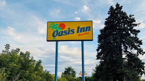Une enseigne pour l'hôtel Oasis Inn de Kenosha.