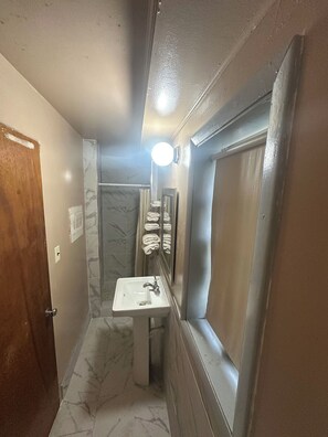 Enkelrum - 1 queensize-säng | Badrum | Handdukar, tvål, schampo och toalettpapper