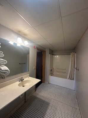 Towels, soap, shampoo, toilet paper - Oasis Inn Kenosha (Kenosha)