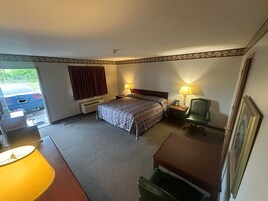 Single Room, 1 King Bed | Desk, laptop workspace, free WiFi