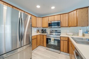 ثلاجة، ميكروويف، فرن، موقد طهي مسطح