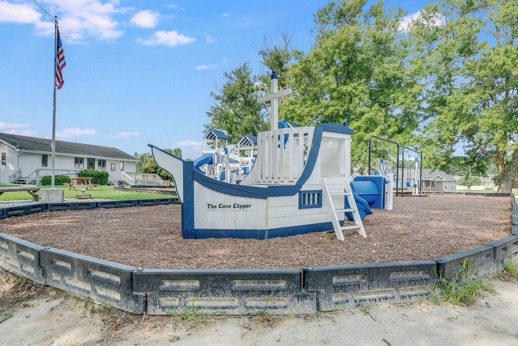 Un espace de jeux pour enfants doté d’une structure ludique en forme de bateau, baptisée « The Cove Clipper ».