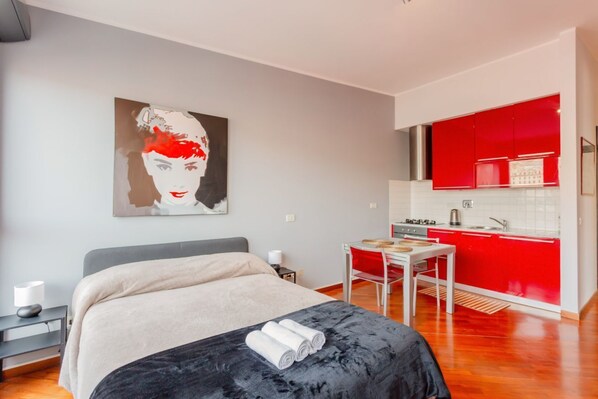 1 chambre, fer et planche à repasser