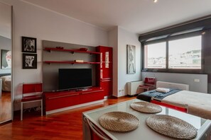 1 chambre, fer et planche à repasser