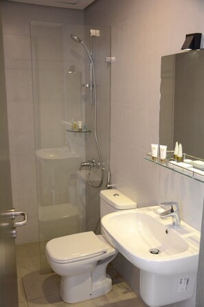 Bañera y ducha independientes, pantuflas, jabón, shampoo