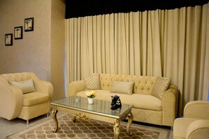 Apartamento, vistas a la ciudad | Zona de estar