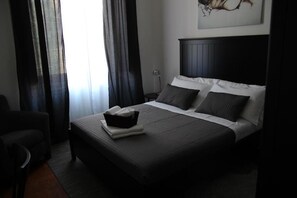 1 dormitorio, tabla de planchar con plancha, wifi y ropa de cama