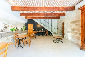 Dining - Room 'Malo' with Shared Terrace, Shared Garden and Air Conditioning (Les Angles)