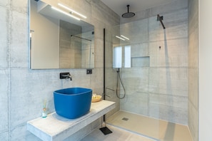 Shower, hair dryer, towels - 'Blue' Room with Mountain View, Shared Terrace and Air Conditioning (Viagrande)