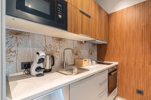 Kühlschrank, Mikrowelle, Ofen, Herdplatte