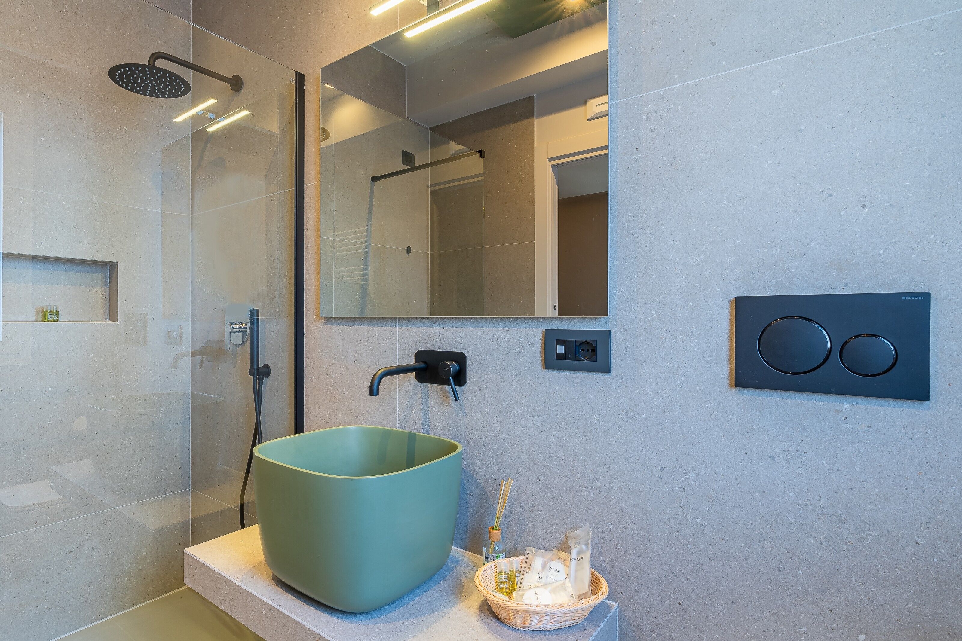 Shower, hair dryer, towels
