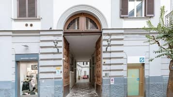 Boendets fasad - kväll/natt