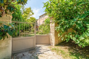 Property grounds - Room 'Sylviane' with Shared Terrace, Shared Garden, and Air Conditioning (Les Angles)