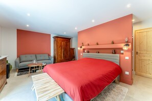 1 bedroom, bed sheets - Room 'Sylviane' with Shared Terrace, Shared Garden, and Air Conditioning (Les Angles)