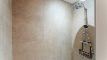 Dusche, Haartrockner, Handtücher