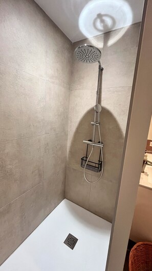 Douche, sĂšche-cheveux, serviettes fournies