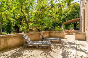 Outdoor dining - Room 'Sylviane' with Shared Terrace, Shared Garden, and Air Conditioning (Les Angles)