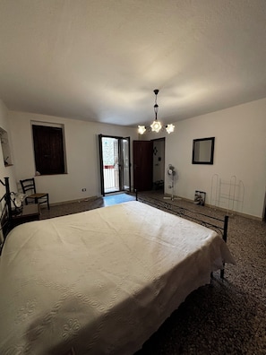 1 bedroom, bed sheets