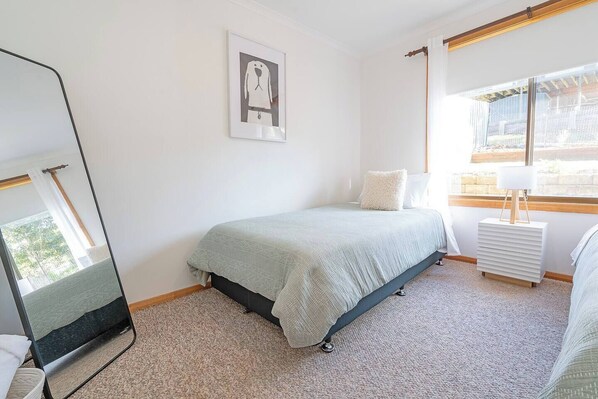 3 habitaciones, tabla de planchar con plancha y cuna de viaje 