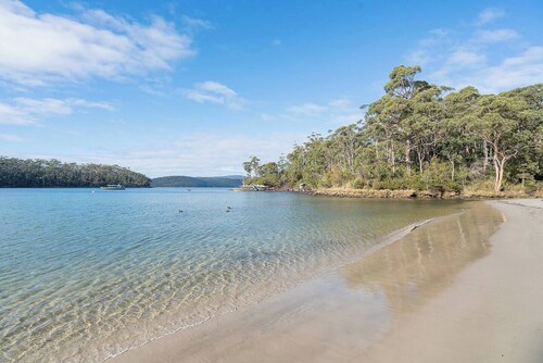 Tasman Breeze Beachside Escape near Historic Site
