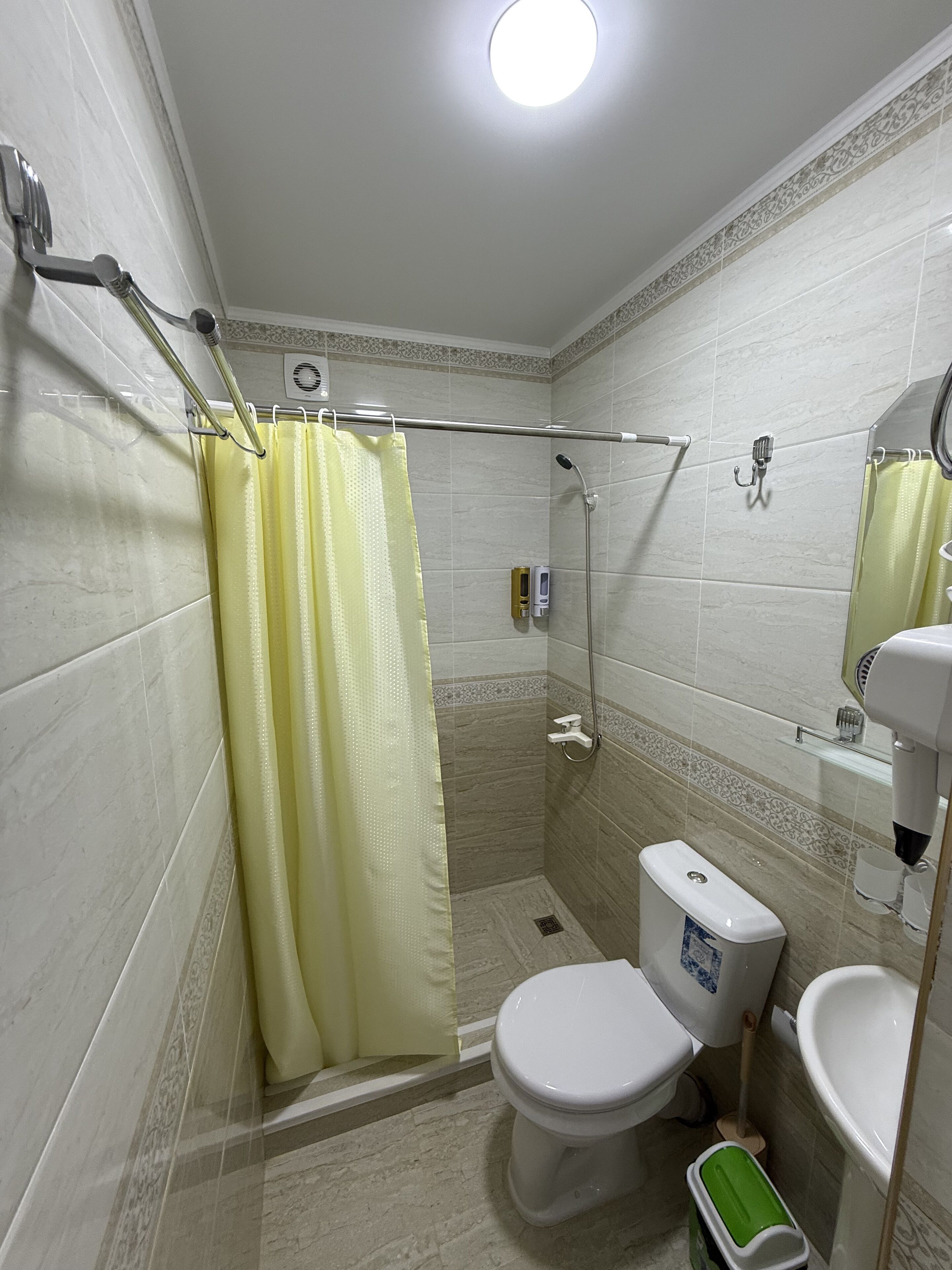 Regadera, secadora de cabello, toallas, jabón 