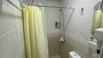 Suihku, hiustenkuivaaja, pyyhkeet, saippua