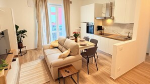 Un appartement moderne comprenant un salon, un coin repas et une kitchenette.