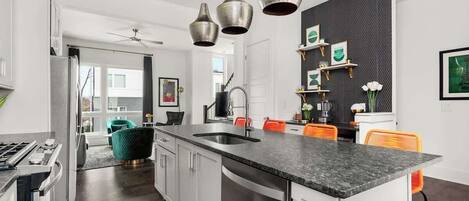 Refrigerador, microondas, horno y parrilla de estufa