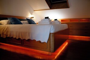 2 bedrooms, iron/ironing board, free WiFi, bed sheets - Love Boat - Two Bedroom Apartment, Sleeps 4 (Ortona)