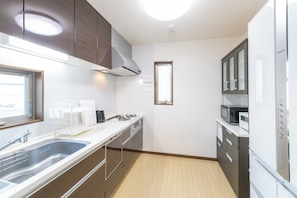 บ้านดีลักซ์, 4 ห้องนอน, ปลอดบุหรี่, วิวเมือง | ครัวส่วนตัว | ตู้เย็น, ไมโครเวฟ, เตาอบ, เตาประกอบอาหาร