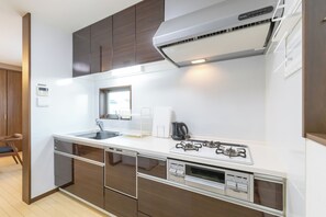 Deluxe House, 4 Bedrooms, Non Smoking, City View | Private kitchen | Fridge, microwave, oven, stovetop