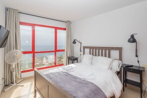 2 bedrooms, travel cot, free WiFi, bed sheets