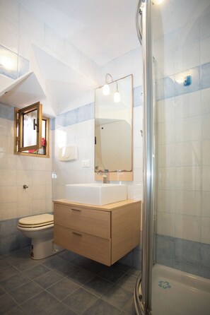 Shower, bidet, towels